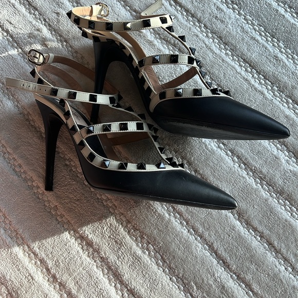 Valentino Rock Stud Black and Cream heels - Picture 2 of 5